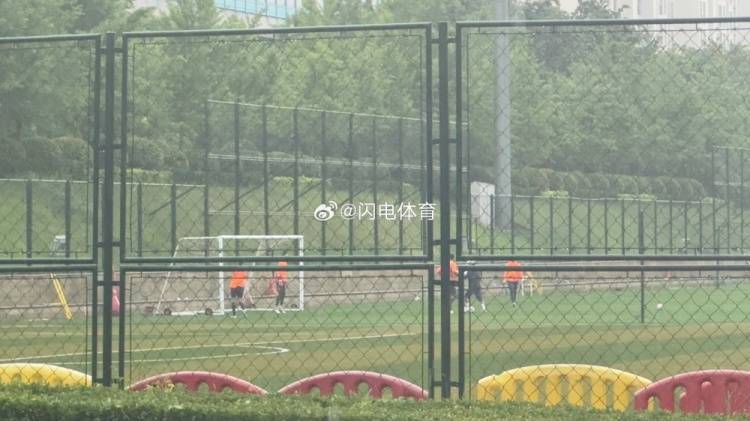 皇冠信用网怎么注册
_鲁媒：泰山四位门将王大雷、于金永、刘世博、孙启航选择冒雨训练