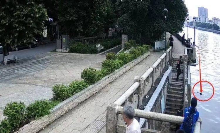 皇冠信用網APP下载
_男子用鱼线精准钩住老人裤腿皇冠信用網APP下载
，救起七旬落水阿婆
