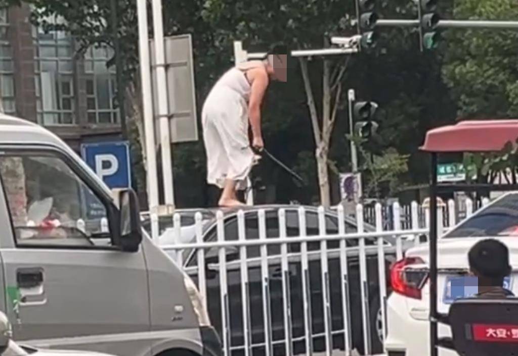 welcome皇冠注册
_女子持械当街打砸多辆轿车welcome皇冠注册
，被顶在挡风玻璃上前行，当地：女子当场被控制，警方介入调查