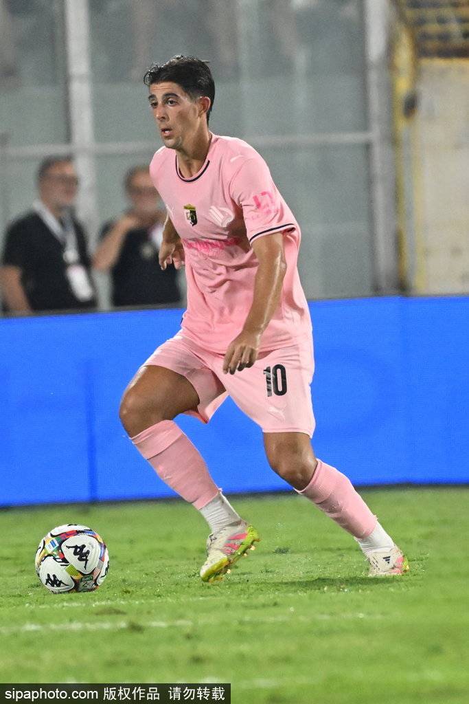 芬兰乙组联赛
_曼城4-0大胜狼队芬兰乙组联赛
，赖因德斯首秀惊艳全场！