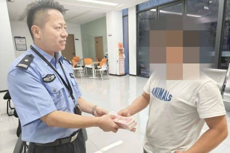 皇冠信用网怎么注册_路边发现可疑包裹皇冠信用网怎么注册，一男子鬼鬼祟祟……民警打开后惊呆了