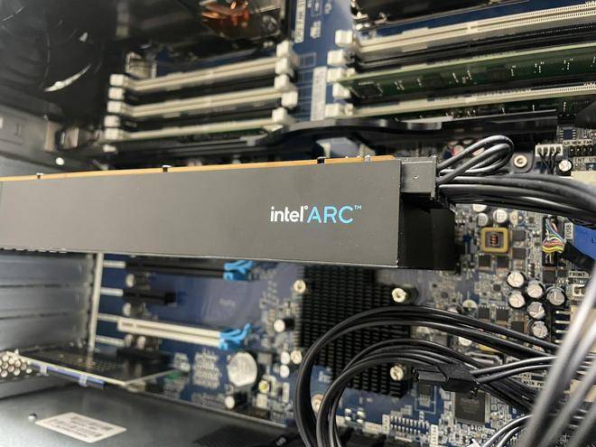 皇冠皇冠足球平台_448EU + 16GB 显存皇冠皇冠足球平台，蓝戟英特尔 Arc A760A / A570 16GB 样卡现身