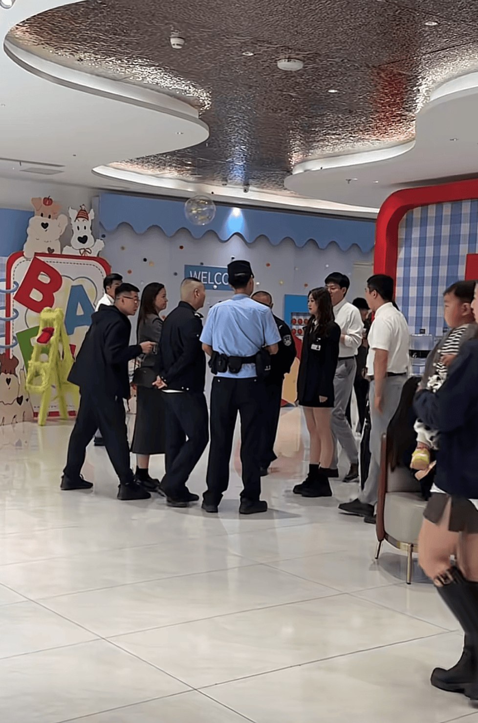 皇冠信用網登2代理
_被网友莫名辱骂“上赶着当后妈”皇冠信用網登2代理
，江苏女子一年后“闯”对方婚礼要求道歉？当事人发声