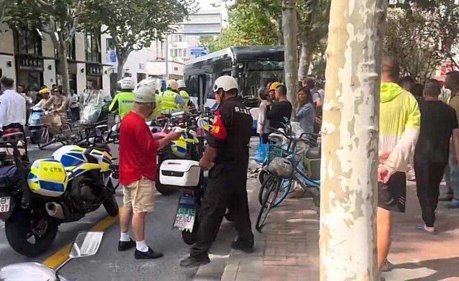 皇冠信用盘网址
_上海警方：叶某（男皇冠信用盘网址
，57岁）寻衅滋事，已被拘！