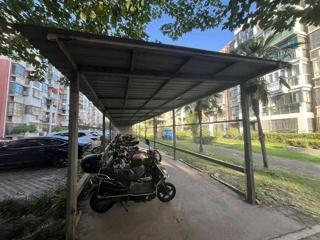 皇冠信用盘哪里申请
_上海居民投诉后傻眼：只拆了一半！小区绿化被大量铁皮房霸占皇冠信用盘哪里申请
，还有人住？居民直指小区公共收益疑云