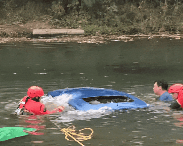 怎么开皇冠信用網
_女儿被困坠河车内怎么开皇冠信用網
，父亲借渔网撬门救女，关键时刻......