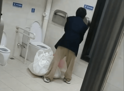 世界杯代理怎么做
_广州一男子多次“薅光”公厕卫生纸世界杯代理怎么做
，城管：警方曾对其训诫，将加强巡查