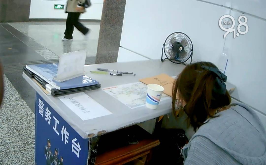 足球平台代理
_杭州地铁内足球平台代理
,女乘客突然崩溃大哭!紧接着……这一幕被拍下