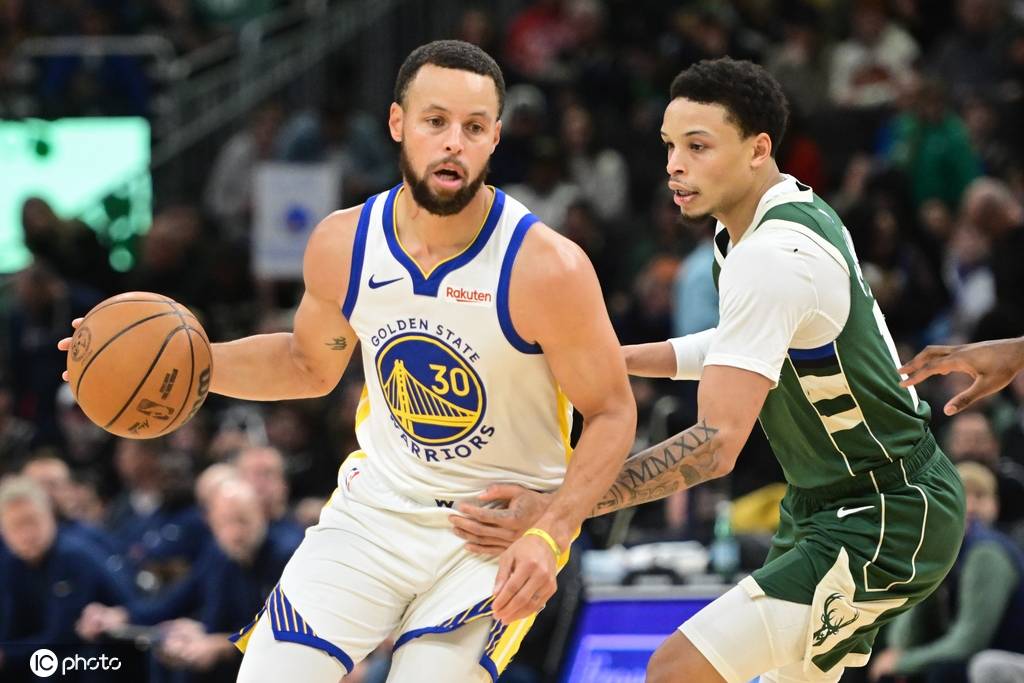 世界杯手机版足球网址
_库里空砍27分字母伤停 罗林斯32+8勇士爆冷负雄鹿