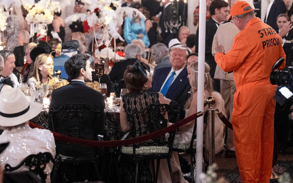 哪个网站可以买篮球
_“了不起的特朗普”花天酒地哪个网站可以买篮球
，4200万美国人却正挨饿