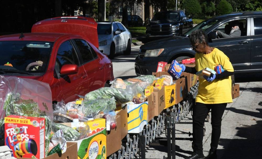 哪个网站可以买篮球
_“了不起的特朗普”花天酒地哪个网站可以买篮球
，4200万美国人却正挨饿
