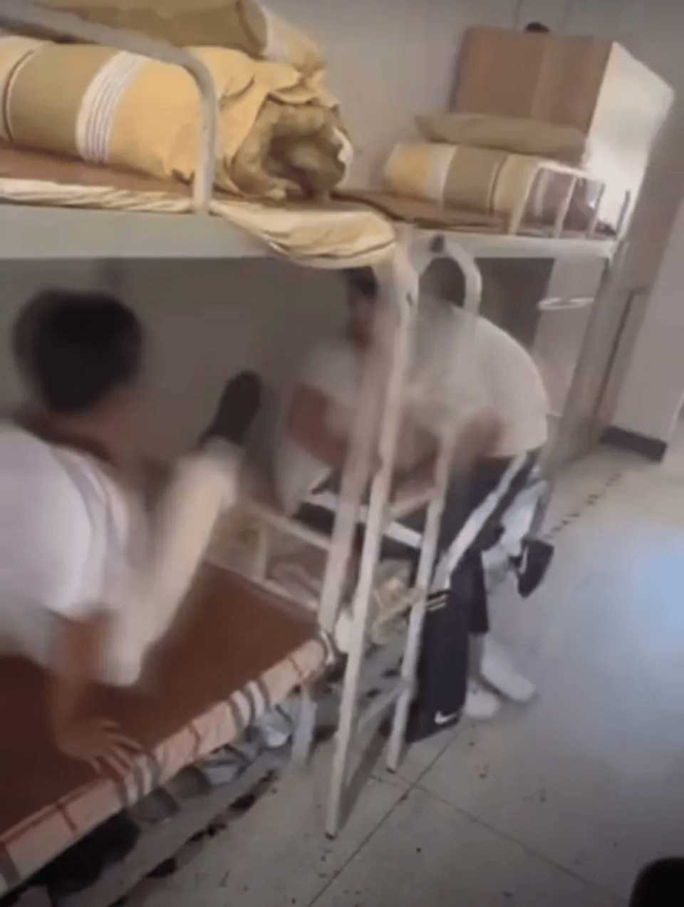 伊拉瓦拉老鹰 vs 墨尔本联队
_“男生在宿舍被多人殴打”伊拉瓦拉老鹰 vs 墨尔本联队
，涉事学校通报