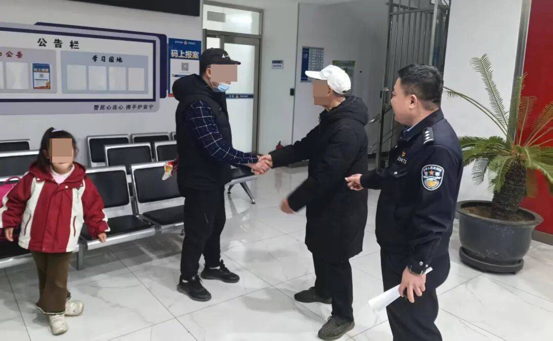 皇冠信用盘出租代理
_事发大连一市场皇冠信用盘出租代理
,陌生男子领走6岁女孩,视频引发网友热议,调查后发现系误会