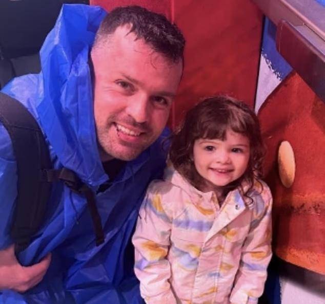 正版皇冠信用盘
_42℃高温下正版皇冠信用盘
,美国一父亲在家看片喝酒,将2岁女儿留在车内致身亡,入狱前自杀