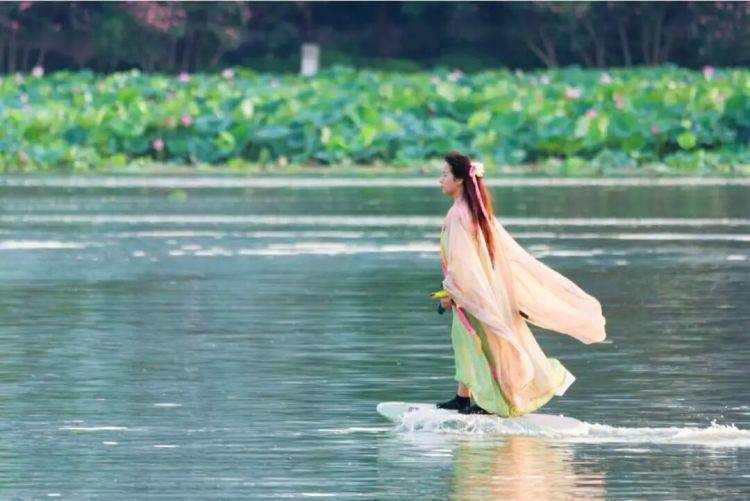 世界杯皇冠平台
_武汉姑娘“水上漂”走红世界杯皇冠平台
,网友:哪里来的女侠?