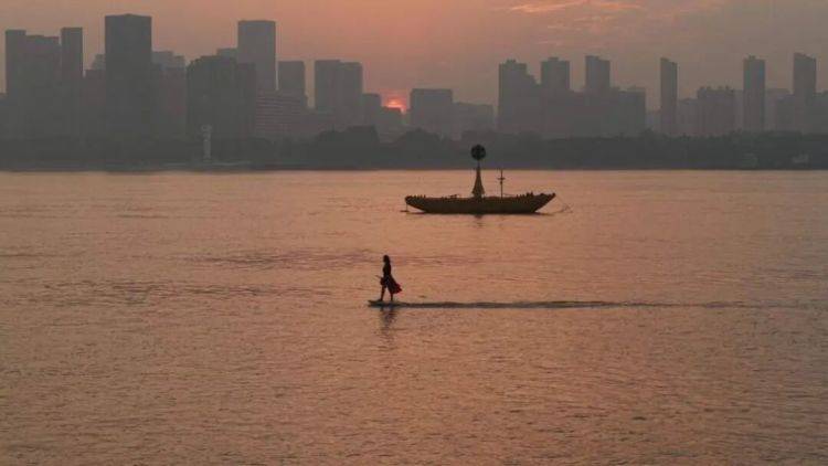 世界杯皇冠平台
_武汉姑娘“水上漂”走红世界杯皇冠平台
,网友:哪里来的女侠?