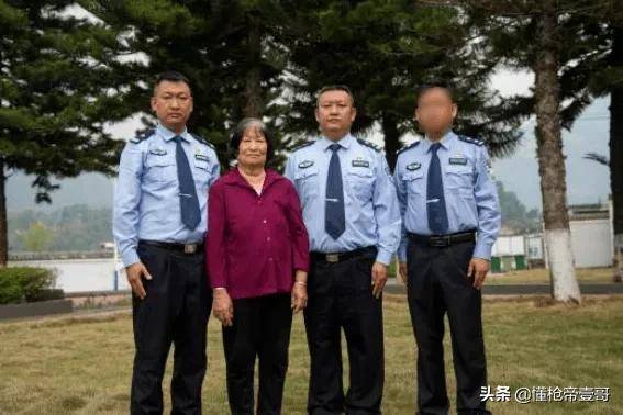 皇冠足球平台代理申请
_中国警察向昆明劫匪下跪皇冠足球平台代理申请
，这一跪，跪出多少人的眼泪