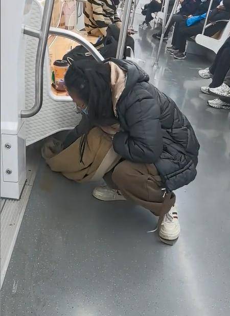 印第安纳步行者 vs 克里夫兰骑士
_苏州一女乘客打翻奶茶后用围巾擦地印第安纳步行者 vs 克里夫兰骑士
，地铁：准备了新围巾和大礼包