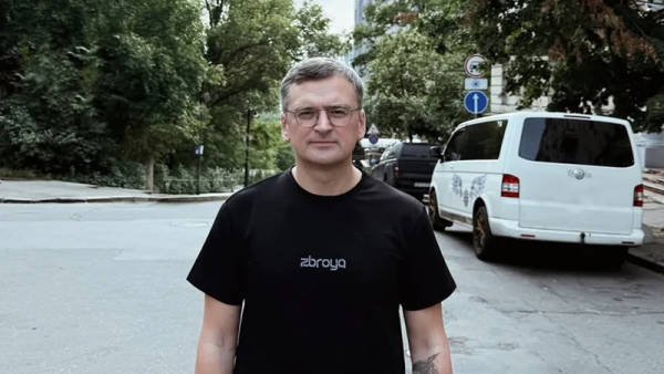 南非足球世界杯
_任上呼吁乌克兰人“拿铁锹”参战南非足球世界杯
，轮到乌前外长自己：不会自愿入伍