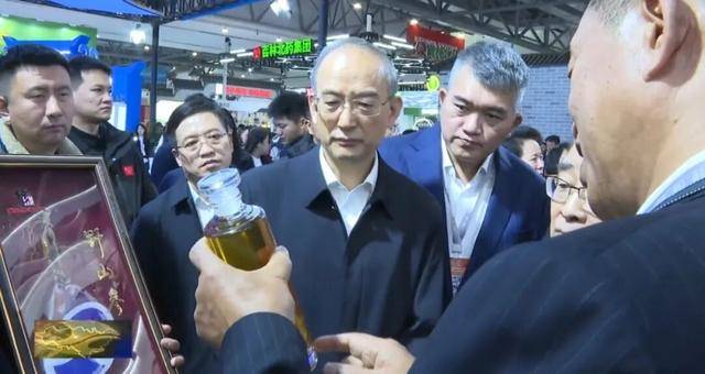 海地足球
_省委书记参观百年野山参海地足球
！吉林正举全省之力打造千亿级产业