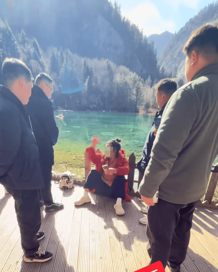 乌兹别克斯坦足球
_一游客在九寨沟乱扔玉米棒乌兹别克斯坦足球
,辩称“大自然的东西回大自然” 景区:明确禁止乱扔垃圾