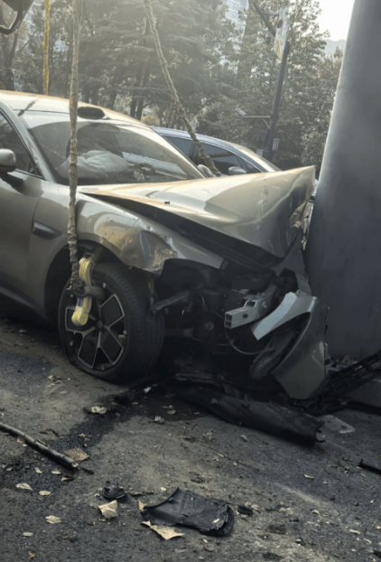 皇冠信用在线注册
_小米SU7行驶中被突然变道的面包车“挤”进绿化带皇冠信用在线注册
,撞上桥墩,车头损毁严重