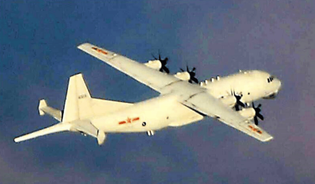 ag hga050.com_台南恒春外海发生激烈对峙ag hga050.com，054A向美军MQ4C喊话：通报你的意图！