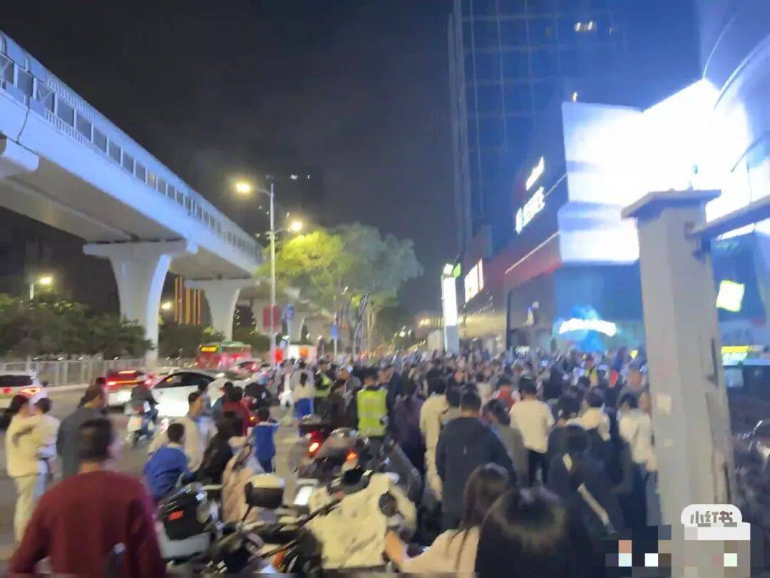 租用足球平台_市民投诉深圳一商圈刚开业租用足球平台，就被“电鸡”围堵了！部门回应