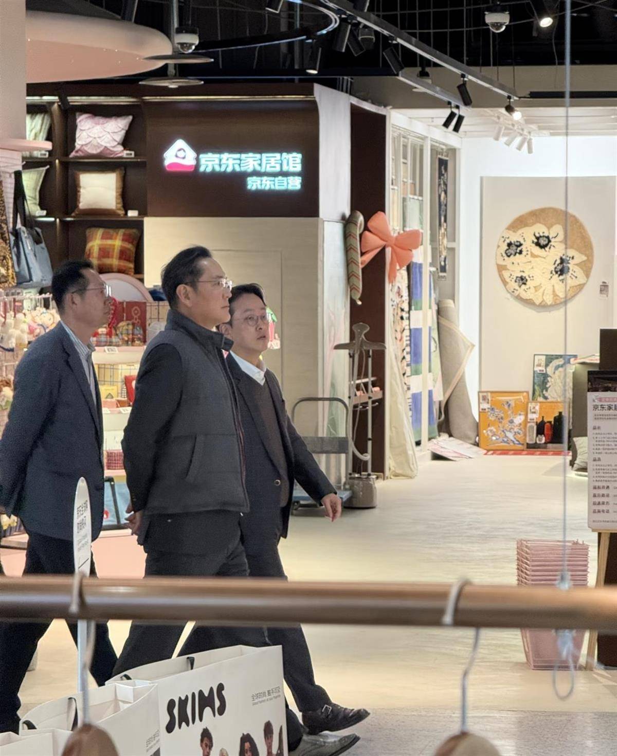 五大联赛_李在镕逛北京朝阳京东MALL买走100个labubu五大联赛，还看了海信163寸大电视，店员称“三星副会长也来了”