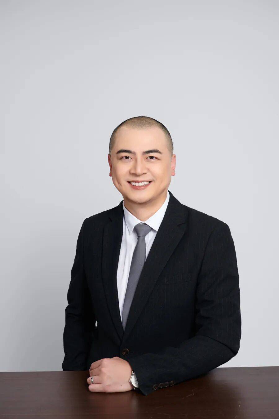 球会友谊赛_上海一厅局级干部突然辞职球会友谊赛，刚40岁出头！离开体制后，他比以前更忙了，全职创业究竟值吗？