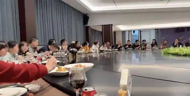 世界杯皇冠信用开户_浙江宁波一餐厅大圆桌可坐55人世界杯皇冠信用开户，网友调侃“有些菜，一旦错过就不再”；餐厅回应：年底人多，需提前3天预定