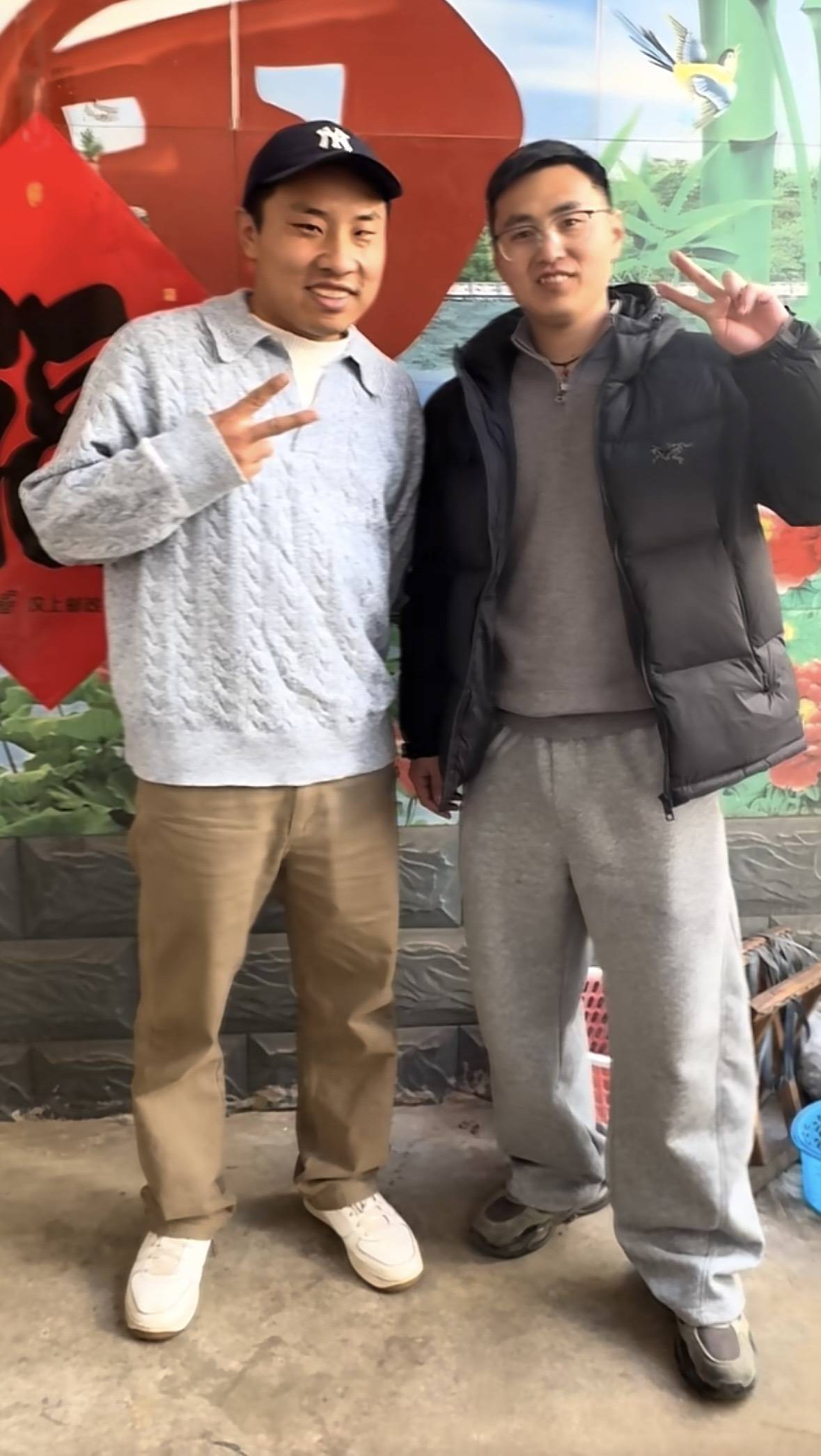 皇冠信用开号_脱口秀演员徐志胜回济宁老家过年皇冠信用开号，家门口成“打卡点”，热情配合拍照签名，乡邻：像亲戚一样毫无架子