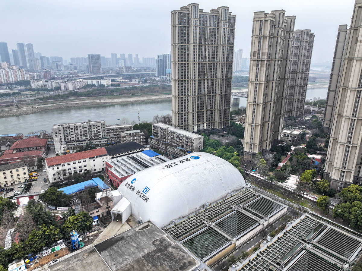 正版皇冠信用网代理_湖北首例!巨型“气球”罩住4000㎡施工工地正版皇冠信用网代理,扬尘和噪声通通“锁”在球内不扰民