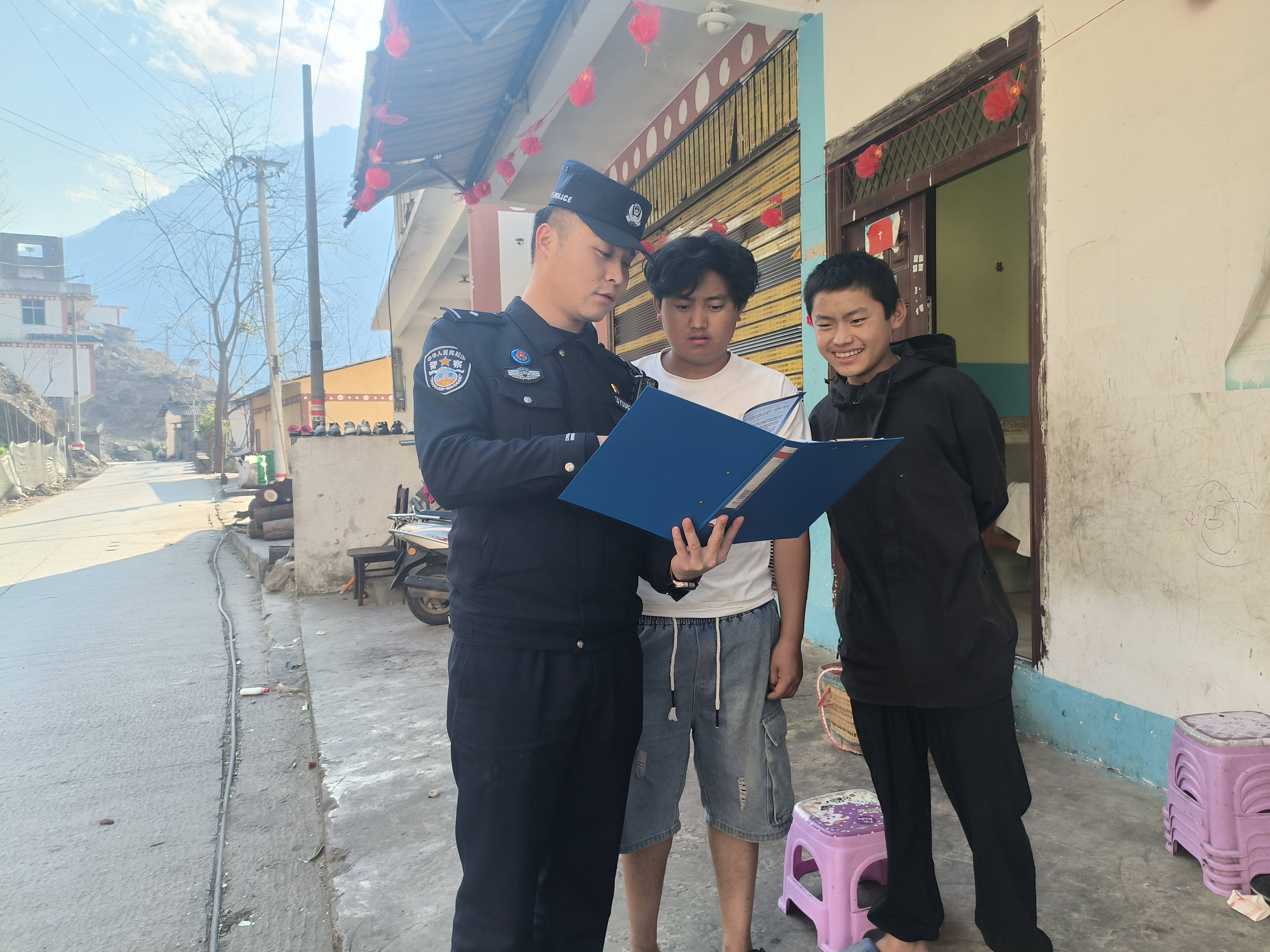 皇冠信用盘代理登3_云南怒江：社区民警“沉”下去 群众满意“提”上来