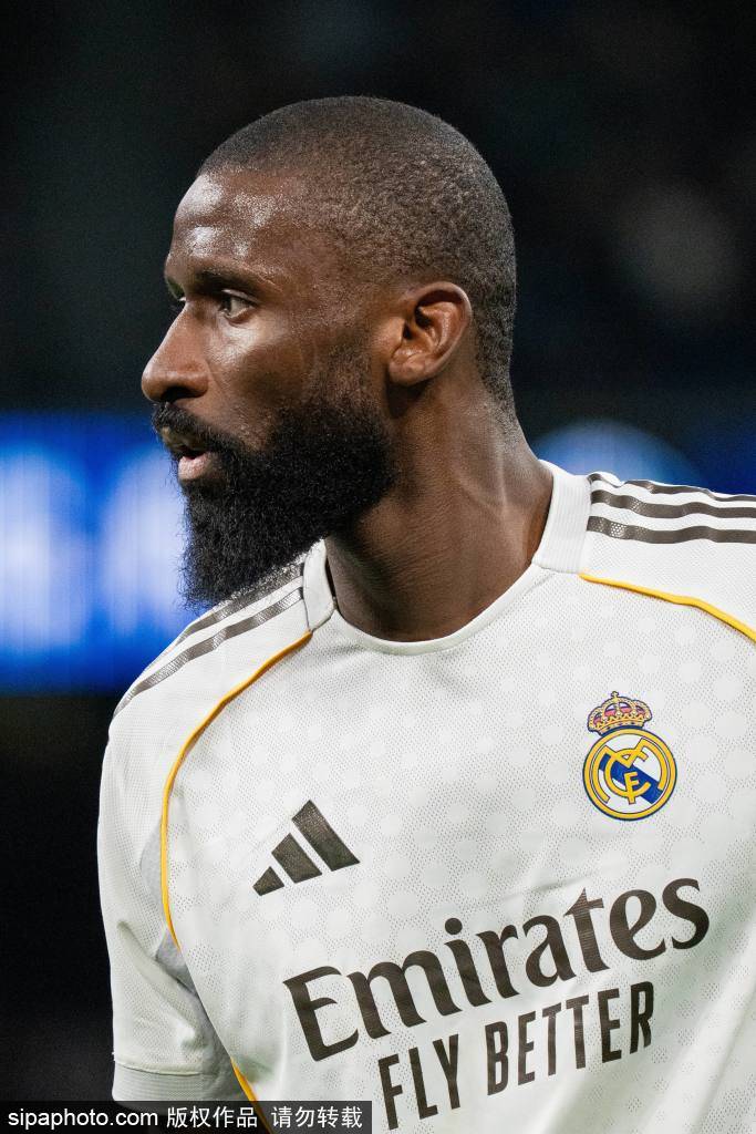 皇冠信用网代理如何申请_维尼修斯的耀眼之夜：梅开二度与战术背后的深意