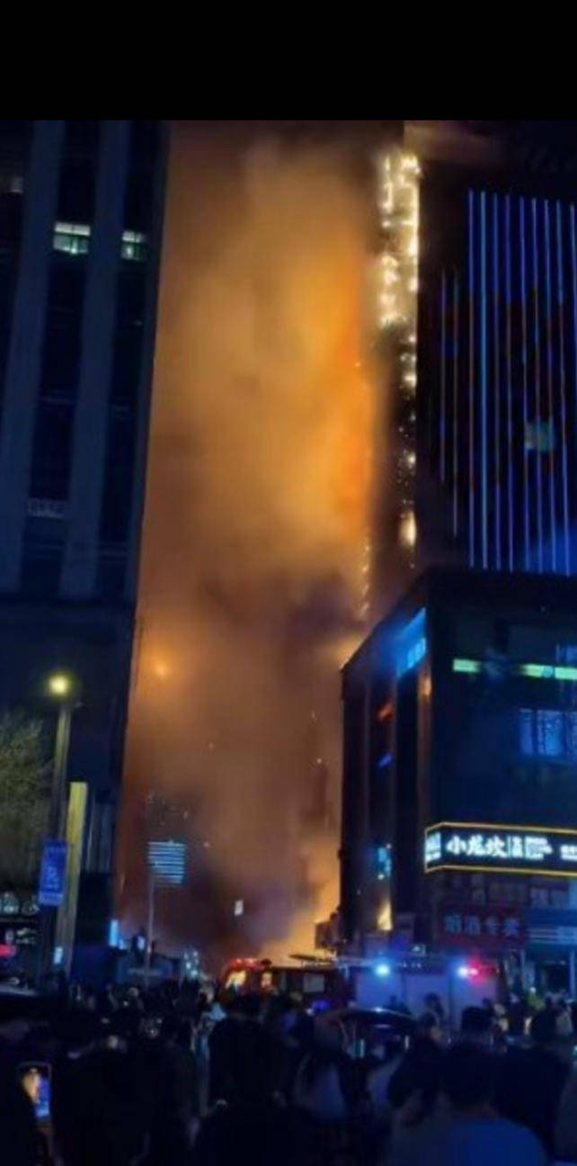 皇冠手机管理端登录_记者直击太原大火：起火建筑位于核心商圈皇冠手机管理端登录，疑底商烧烤店起火，引燃高楼外立面保温层