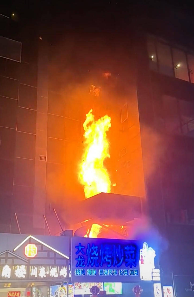 皇冠手机管理端登录_记者直击太原大火：起火建筑位于核心商圈皇冠手机管理端登录，疑底商烧烤店起火，引燃高楼外立面保温层