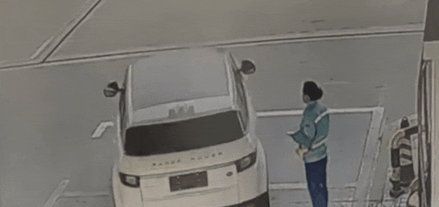 皇冠2登录welcome_男子驾驶路虎车加油后逃单?工作人员:加了500元皇冠2登录welcome!只能自掏腰包补上......