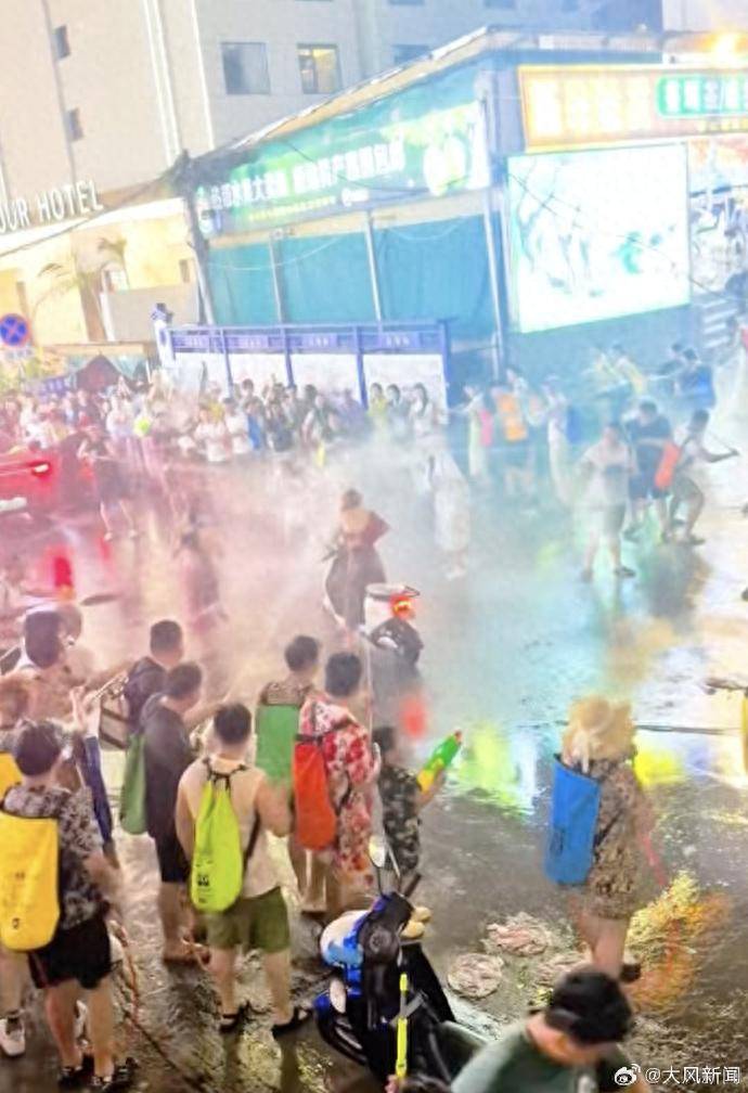 皇冠信用账号怎么开
_西双版纳泼水节2女子遭多人高压水枪喷射皇冠信用账号怎么开
,拒绝仍被“围攻”,文旅局工作人员:将记录上报