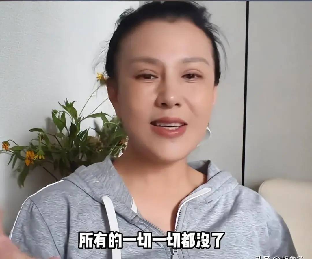 欧冠足球_52岁女演员遭人生重创：被前夫坑到倾家荡产、负债600万欧冠足球，如今在横店拍短剧还债，称若没戏拍“最坏打算就是摆地摊卖韭菜盒子”