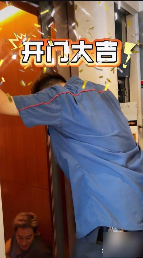 芬兰超级联赛-附加赛_歌手孙耀威被困家中电梯芬兰超级联赛-附加赛，本人回应：大声呼救后老婆报警，全身汗流浃背，当时有些中暑的感觉